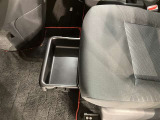 グローブボックスには車検証や取扱説明書を入れていても余裕のある広さです