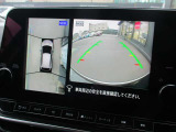 自車を真上から見下ろすように映し出すので周囲の状況が分かるアラウンドビューモニター搭載。フロントカメラとしても使用できます。車庫入れなど苦手な人の頼りになる助っ人です。