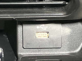 【USBソケット】前席周辺でスマートフォン、タブレット等の充電が可能となります。設置位置は運転席と助手席のどちらからも使いやすいインスト中央です♪