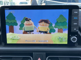 テレビ番組を画面いっぱいに表示でき、停車中の休憩時間などに映像を視聴できます。見やすい画面サイズで、音声や映像を楽しみたいときにも活用いただける装備です。