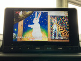 停車中にテレビ番組などの映像を視聴でき、休憩時間を車内で過ごす際にも便利です。画面表示が見やすく、日常のひとときを楽しめる装備として活躍します。
