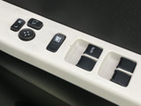 窓の開閉やミラー調整に関するスイッチが、ドア内側にまとめられています。各ボタンの表示を見ながら操作でき、乗車前後の調整も手元で行いやすい配置です。毎日の乗り降りに役立ちます。