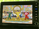 テレビ映像を楽しめる装備を搭載しており、停車中の休憩時間などに車内で視聴できます。画面表示も確認しやすく、お出かけ先で待ち時間ができた際にも活用いただけます。