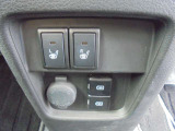 運転席側・助手席側にシートヒーターが付きます USBジャックも2個あります