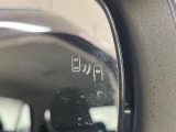 【ブラインドスポットモニター】走行中、ドアミラーの死角になりやすい箇所に後続車が接近するとサイドミラー付近に警告を表示、ドライバーに注意喚起をしてくれます。