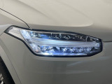 【LEDヘッドライト】悪天候や夜間走行時も良好な視界を確保し、安心して運転できる高輝度LEDヘッドライト!北欧神話に登場する「トールハンマー」をモチーフにした、一目でボルボとわかるデザインです。