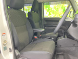 前席は座面と背もたれにゆとりを感じさせる形状で、運転席側からの視界も開放的です。落ち着いた色合いのシートで、毎日の移動を心地よくお過ごしいただけます。