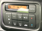 【オートエアコン】一度お好みの温度に設定すれば、車内の温度を検知し風量や温度を自動で調整。暑い&hellip;寒い&hellip;と何度もスイッチ操作をする必要はありません。快適な車内空間には必須の機能ですね♪