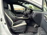 運転席まわりは前方から左右の視界が広く、周囲を確認しやすいレイアウトです。身体を支えるシートと足元のゆとりがあり、運転席へ乗り込んだ際も落ち着いて過ごせます。
