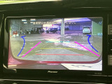 後方の様子に加えてガイド線も画面に表示され、駐車時の周囲確認をサポートします。車庫入れや切り返しの際に、後方の位置関係を確認しやすい装備です。