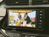 画面にテレビ映像が表示され、停車中に番組を視聴してくつろげます。画面まわりのボタンも見やすく配置されており、必要な情報を確認しやすい使い勝手です。