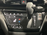 自然に手が届き操作性の良いシフトレバー!