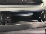 【インパネアッパーボックス】 運転席側のインパネアッパーボックスは嬉しい収納!USBソケット付きでスマホの充電もできます!