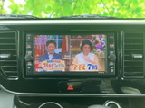 テレビ番組を画面で視聴できる装備です。停車中の待ち時間などに映像を楽しめるため、車内で過ごす時間をより有効に活用できます。視聴時は停車してご利用ください。