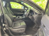 運転席まわりまで見通しやすく、前席に腰掛けた際の視界もすっきりとしています。シートやドア内張りは落ち着いた色合いで、日常の移動を心地よく過ごせる空間です。