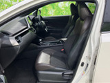 助手席から運転席まで見通しやすい配置で、前席に座る方が過ごしやすい室内です。シートは落ち着いた色合いと模様でまとめられ、足元もすっきりしています。