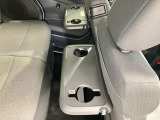 (快適パックに含まれる装備)後席のパーソナルテーブルはお子様が車内で飲み物を飲んだり食べたしする際に便利です。普段使用しないときは折りたたみ収納できます。