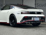 デュアルエグゾーストテールパイプ・LEDテールライト FAIRLADY Z・エンブレム付きトランクスポイラー。