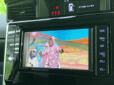 停車中にテレビ番組を視聴でき、休憩時間などの過ごし方が広がります。画面上で映像を確認できるほか、周囲に操作ボタンがまとまり、必要なときに見つけやすい配置です。