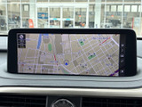 大きく見やすい画面に周辺の道路や現在地が表示され、行き先を確認しながら移動をサポートします。視線を大きく外さずに確認しやすく、日常のお出かけにも役立ちます。