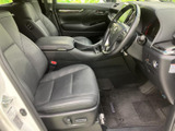 運転席と助手席はゆったりとしたシートで、落ち着いて座れる空間です。前方を見渡しやすい視界に加え、足元にも余裕が感じられ、運転する方も同乗される方もくつろいで過ごせます。