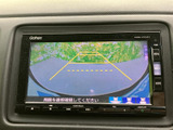 後方の映像にガイド線が表示され、駐車時に車両と周囲の位置関係を確認しやすくなっています。目視で周囲を確かめながら、後退時の操作を落ち着いて行う際に役立ちます。