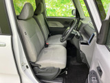 前席は座面と背もたれにゆとりが感じられ、運転席から前方を見渡しやすい配置です。明るい色合いのシートで、乗り降りの際もすっきりとした印象です。