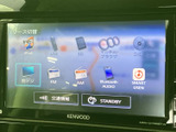 地デジやFM・AMをはじめ、複数の音源を選べるメニュー画面です。普段お使いのメディアに合わせて切り替えられ、車内での時間を快適に過ごせます。