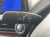 AUTOの表示や各種マークが見やすく、必要な設定を確認しやすいレバーです。ハンドルの近くにまとまり、運転席から手の届く位置に配置されているため、日常の運転を支える装備です。