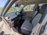 《運転席・助手席》運転席の足もともゆったりで長距離ドライブでも快適に★ぜひ店頭で体感してください!