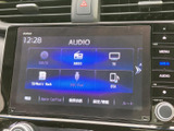 ラジオやテレビ、ディスクなど複数の音源を画面から選べる仕様です。聴きたい内容に合わせて切り替えられ、毎日の移動時間を自分好みに過ごすのに役立ちます。