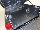 荷台にはベットライナーを装着しております。