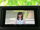 画面にテレビ番組が表示され、停車時に車内で映像を視聴できます。映像が見やすい大きさで表示されるため、休憩中などにテレビを楽しみたい場面で活用できます。