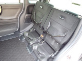 ◆チップアップ&ダイブダウン機構付【ULTR SEAT】は後席座面を左右分割で跳ね上げることができます。トランクで積載できない背の高い荷物をラクラク収納できます。ホンダ車ならではの人気装備です。