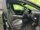 運転席まわりは前方や左右を見渡しやすいレイアウトで、乗り降りの際も座席へアクセスしやすい開口部です。シートや足元の様子も確認でき、毎日の移動を落ち着いて過ごせます。