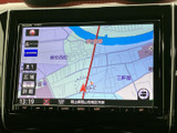 地図上に現在地と周辺の道路が表示され、画面を見ながら目的地までの位置関係を確認できます。地名や道路も表示されるため、行き先の確認に役立つナビゲーションです。