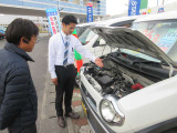 明るく元気なスタッフがしっかりとお車のご説明させていただきます。
