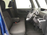 ベンチタイプの運転席・助手席シート