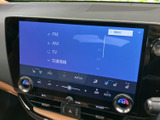 FM・AMやテレビ、交通情報などの選択項目が画面に並び、利用したいメニューを確認しやすい表示です。移動中も情報や音声を切り替えて活用できます。