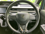 握りやすい形状で、運転姿勢を保ちながら前方を見渡しやすい位置に備わっています。手元に収まりやすく、日々の運転を支える基本装備として活躍します。
