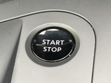 押しやすい位置に配置されたエンジンの始動・停止ボタンで、乗車後の操作をスムーズに行えます。文字がはっきり表示されており、機能を確認しやすいシンプルなスイッチです。