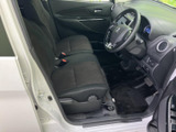 前席は運転席と助手席が並び、乗り降りの際にも室内の様子を確かめやすい配置です。シートや足元は落ち着いた色合いでまとまり、毎日の移動を過ごしやすく感じられる空間です。