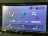 音楽やナビゲーションなどのメニューを画面から選べる構成です。目的地検索や各種設定もまとめて確認でき、日々の移動をサポートする便利な装備です。