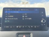 FMやAM、USB、Bluetooth Audioなど複数の音源を画面から選べます。普段お使いの機器や好みに合わせて切り替えやすく、通勤やお出かけの時間を快適に過ごせます。