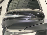 ウィンカー内蔵ドアミラーを開発したのは『メルセデス・ベンツ』です。他車からの視認性が高まり、事故の可能性を低減させています。更に、点灯部分はドライバーの視界に入らないように設計されています。