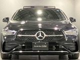 フロントグリル中央に大きく輝くスリーポインテッドスター。メルセデスベンツならではのステータスを強く感じる事ができます
