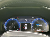 速度や燃料残量など、運転時に確認したい情報がまとまって表示されます。中央には車両の状態を示す表示もあり、必要な情報を視線移動を抑えて把握しやすいメーターです。