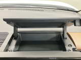 インスト運転席アッパーボックス・散らかりがちな駐車券やガソリンの領収書、小物などをサッと置いて、蓋を閉めてスッキリ収納できます。