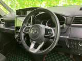 握りやすい形状で、両手を添えて運転姿勢を整えやすいステアリングです。左右にスイッチが配置され、手元で各種操作を行えるため、運転中の使い勝手にも配慮されています。