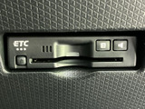 ETC車載器を見やすい位置に備え、カードの挿入や確認がしやすい配置です。高速道路を利用する機会のある方にも便利で、車内での操作をスムーズに行えます。